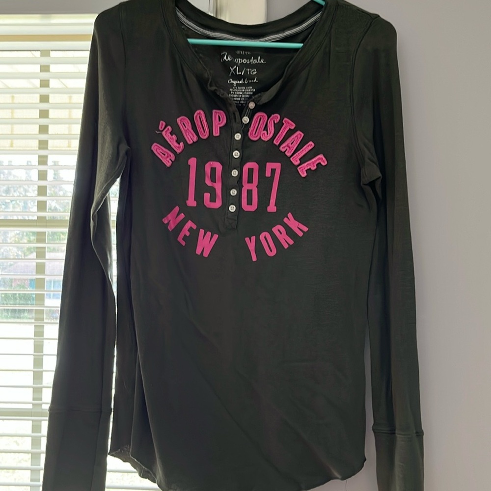 Aeropostale long sleeve shirt
Extra large 
Forrest green with pink writing